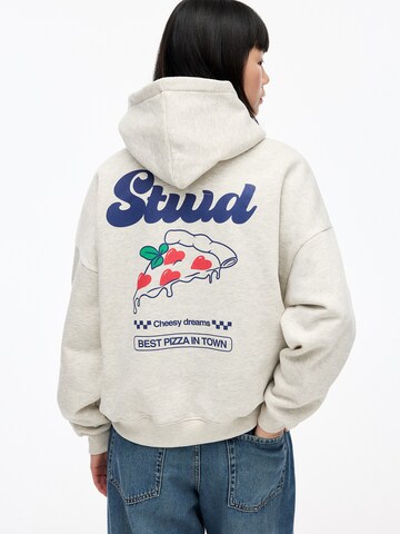 Sweat-shirt 'STWD PIZZA' Pull&Bear en gris : devant