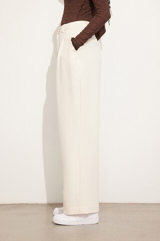 Envii Loose fit Pleat-Front Pants in Beige