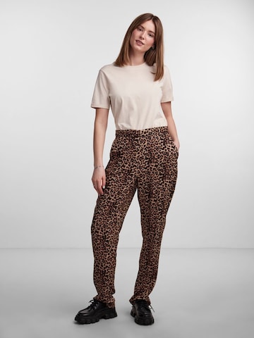 Effilé Pantalon 'Nya' PIECES en noir