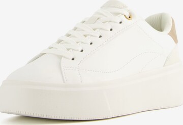 Sneaker bassa di Bershka in bianco: frontale