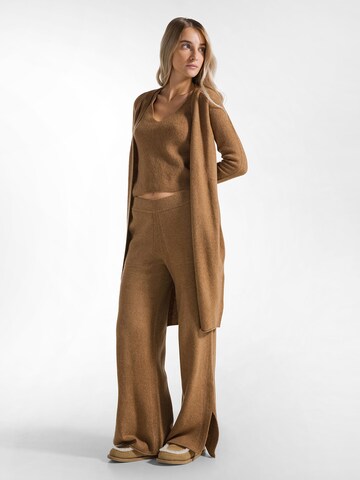 Top di DEHA in marrone