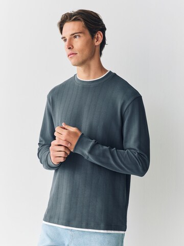 Tricou de la Next pe albastru: față