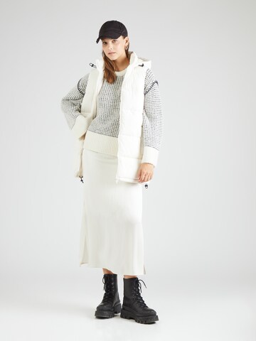 Noisy may Vest 'NMAURORA' in White
