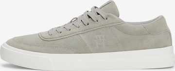 Baskets basses TOMMY HILFIGER en gris : devant