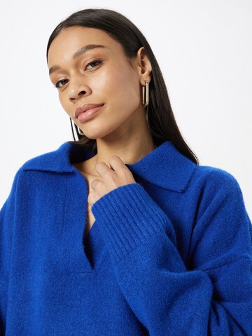 Monki Sweter w kolorze niebieski