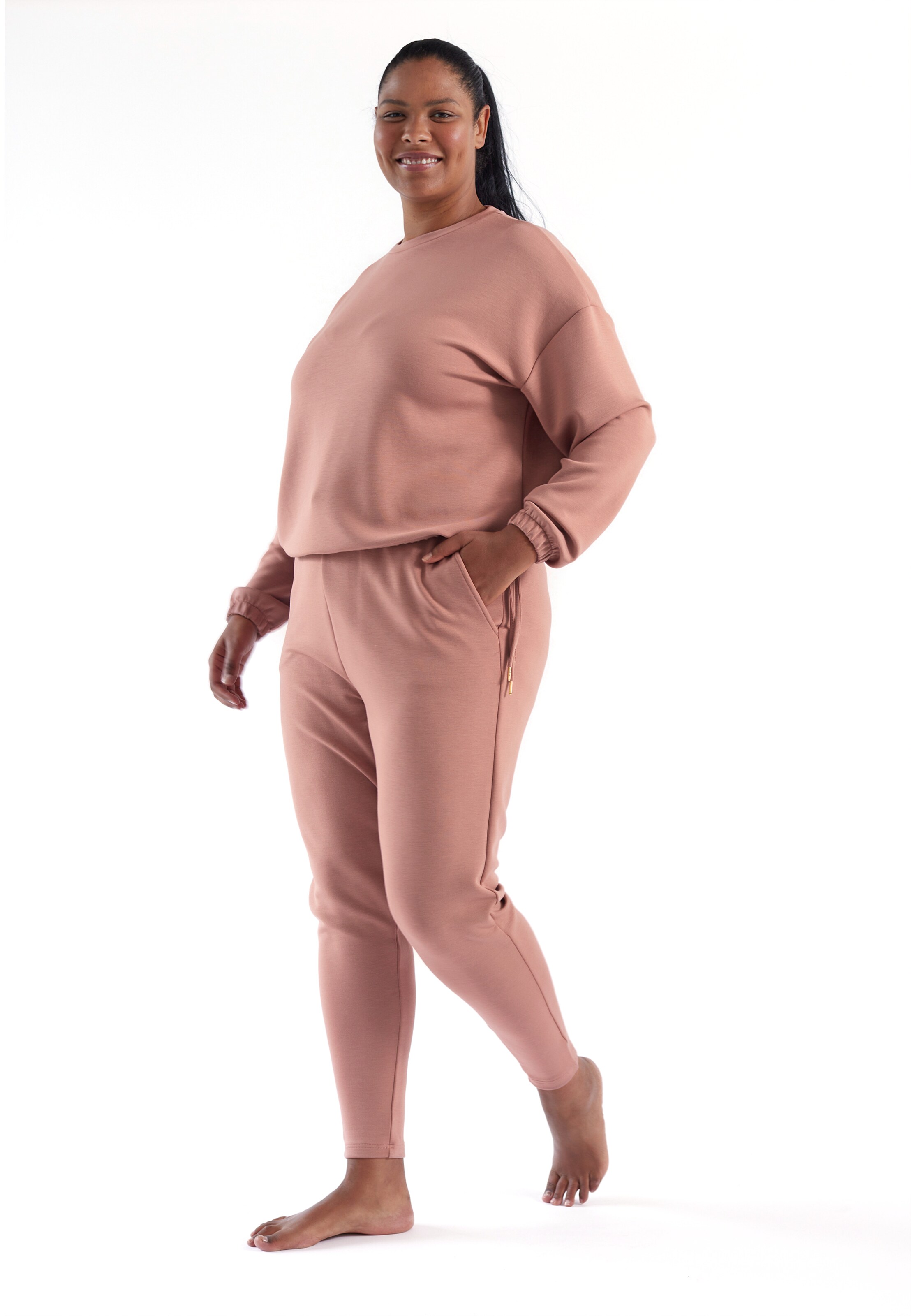 Q by Endurance Tapered Sports trousers in Beige