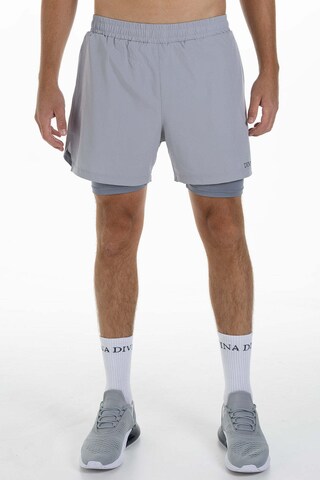 Divina Regular Sportshorts 'Fungor' in Grau: Vorderseite