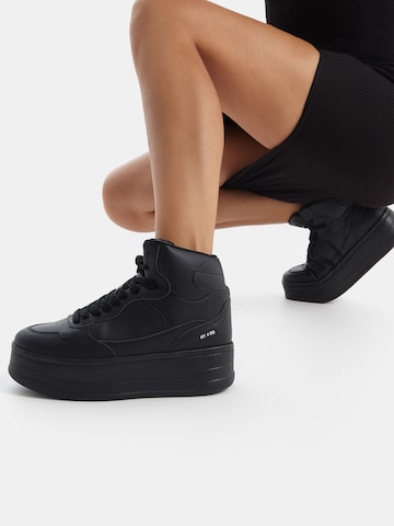 Bershka Sneakers hoog in Zwart