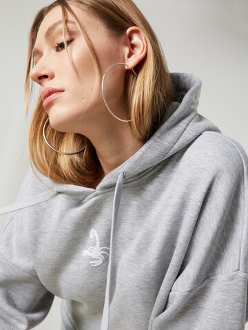 VIERVIER Sweatshirt 'Fine' in Grijs