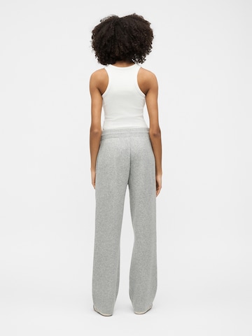 ADIDAS ORIGINALS Rozkloszowany krój Spodnie 'Essentials' w kolorze szary
