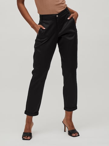 VILA Tapered Chino Pants in Black: front