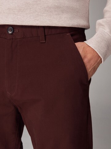 Next Regular Chino in Rood
