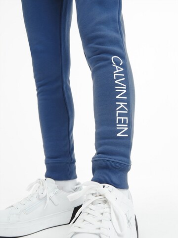 Calvin Klein Jeans Tapered Sporthose in Blau