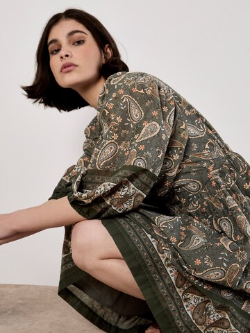 Robe Apricot en gris