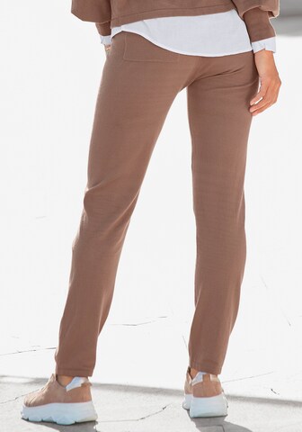 LASCANA Tapered Broek in Bruin