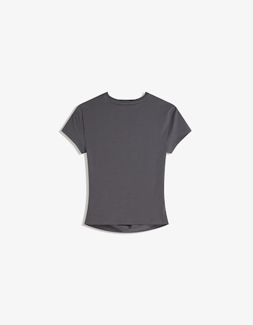 Tricou de la Bershka pe gri