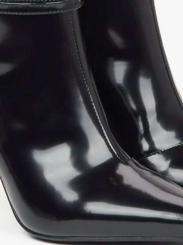 Estro Boots '002-102' in Black