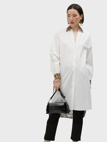 Camicia da donna di Lola Casademunt in bianco: frontale