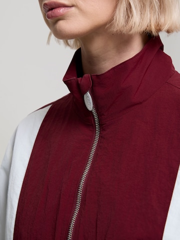 AND1 Přechodná bunda 'Core Getäfelt' – červená