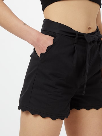 GLAMOROUS Regular Shorts in Schwarz