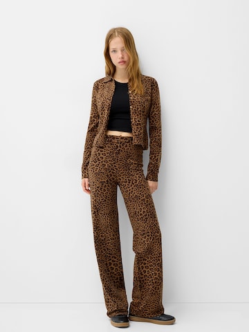 Bershka Levenevä Housut värissä ruskea