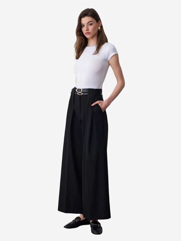 Wide leg Pantaloni 'Hose' di Dilvin in nero