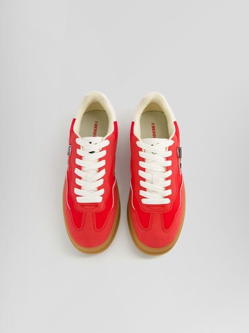 Bershka Sneakers laag in Rood