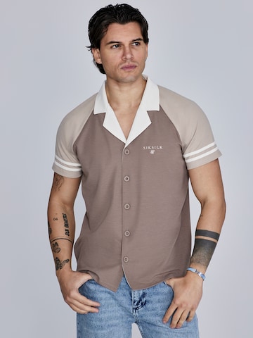 Coupe regular Chemise 'Retro Resort' SikSilk en marron : devant