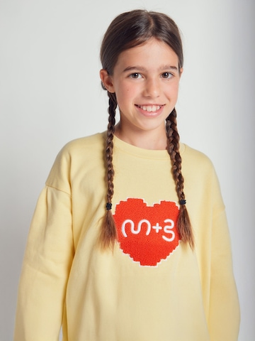 Maru + Bo Sweatshirt 'SPLIT SIDE EMBROIDERED HEART SWEATSHIRT'‌‌‌‌‌‌‌‌ in Gelb