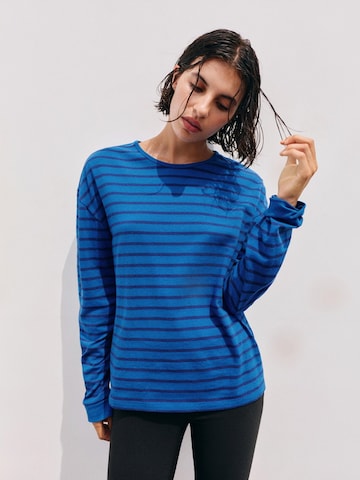 Pull&Bear Тениска в синьо: отпред