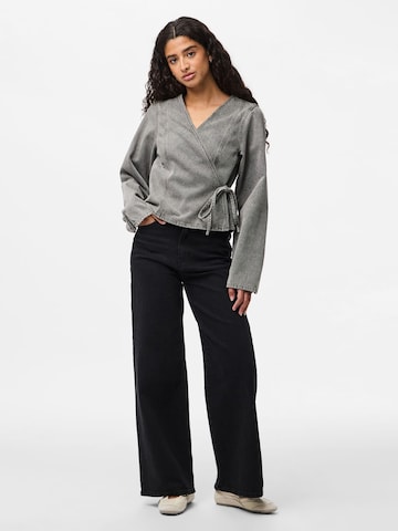 PIECES - Blusa en gris