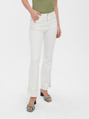 VERO MODA Flared Jeans 'SELMA' i hvid: forside