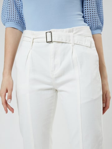 Influencer Avsmalnet Plisserte jeans i hvit