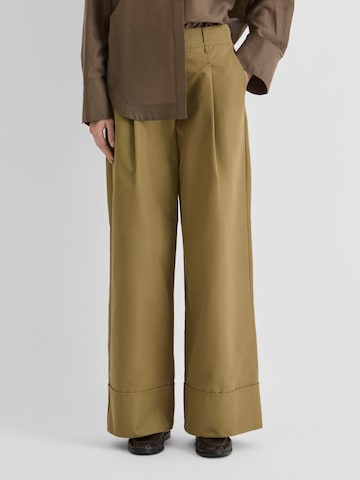 Wide leg Pantaloni con pieghe di ROUGE EDIT in marrone: frontale