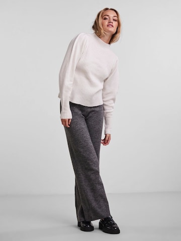 PIECES Sweter 'Ana' w kolorze biały