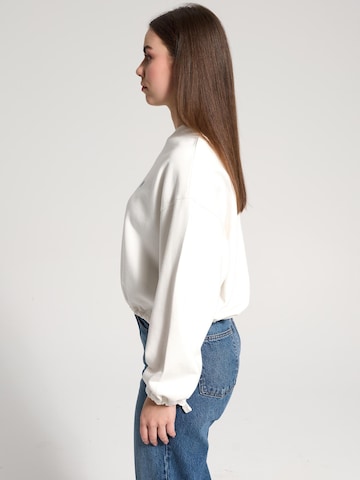 Sweat-shirt 'Zephyrine' NOWIHT en blanc