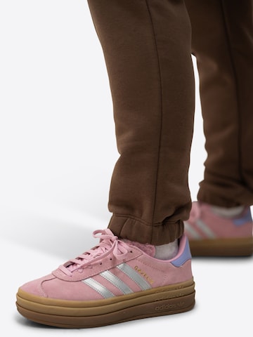 TATES Tapered Sporthose in Braun