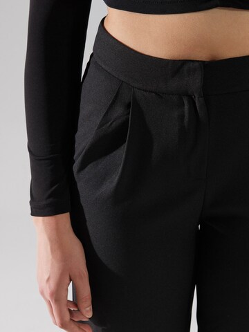 Loosefit Pantaloni con pieghe di Trendyol in nero
