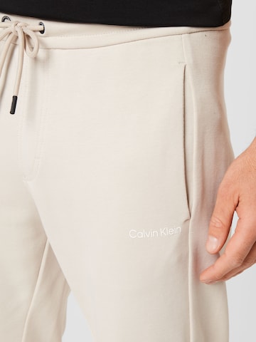 Calvin Klein Дънки Tapered Leg Панталон в бежово