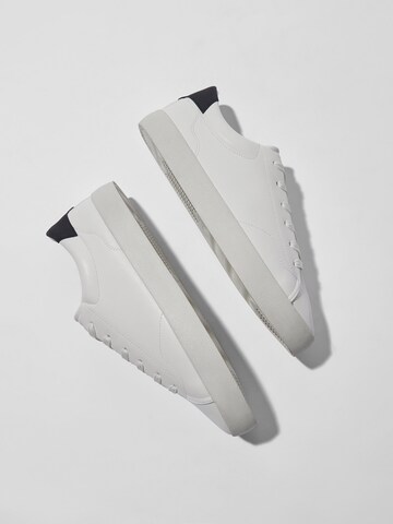 Sneaker bassa di Bershka in bianco