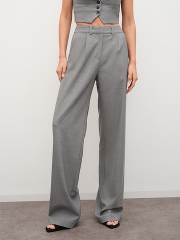 RÆRE by Lorena Rae Loose fit Pleat-Front Pants 'Donia Tall' in Grey: front