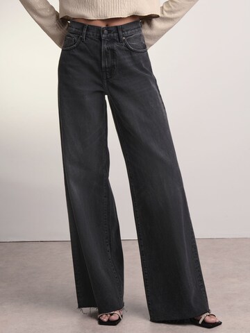 Next Wide leg Jeans in Black: front