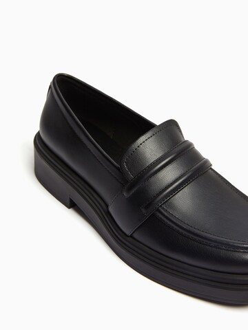 BershkaSlip On cipele - crna boja