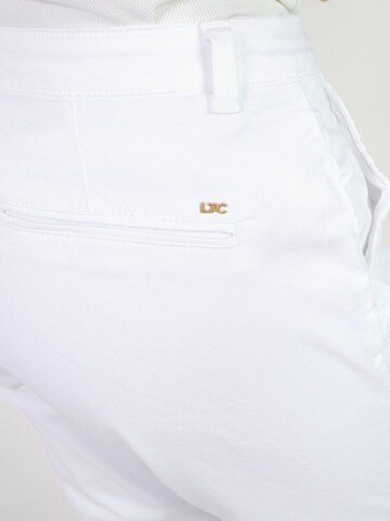 Coupe slim Pantalon chino Le Temps Des Cerises en blanc