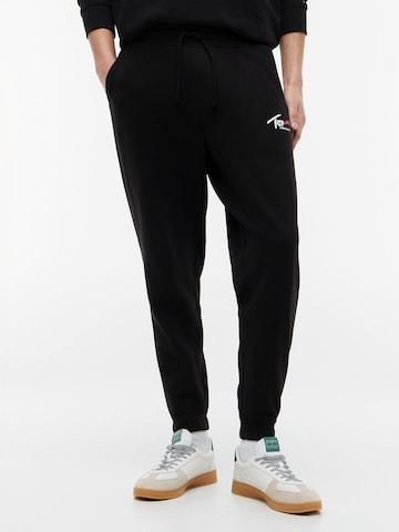 Tommy Jeans Tapered Housut värissä musta: etupuoli