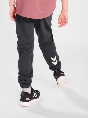 Hummel Tapered Broek in Grijs