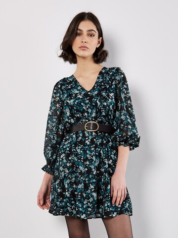 Robe Apricot en vert : devant