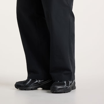 new balance Loosefit Hose in Schwarz