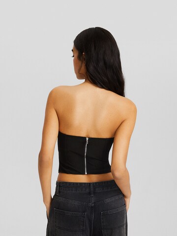 Top de la Bershka pe negru