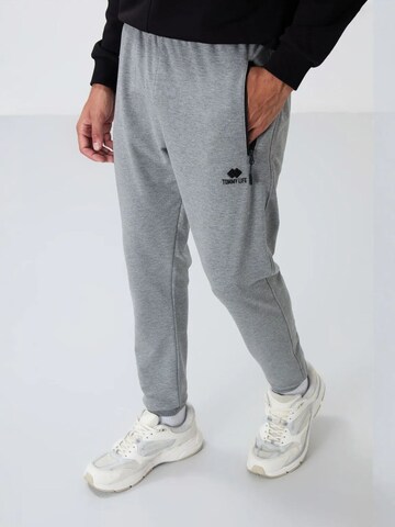 Tommy Life Tapered Workout Pants 'Jogginghose' in Grey: front